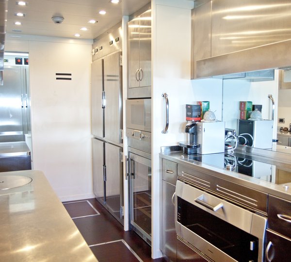 The 39m Yacht BEACHOUSE