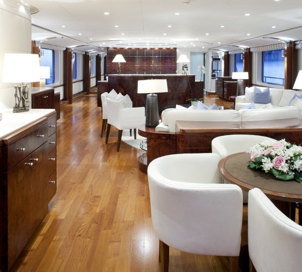 Drinks Bar Zone On Yacht LA TANIA