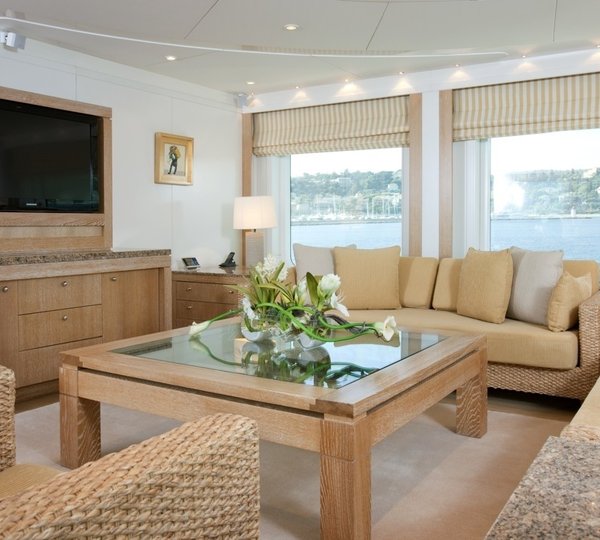 Screening: Yacht LA TANIA's Sky-lounge Captured