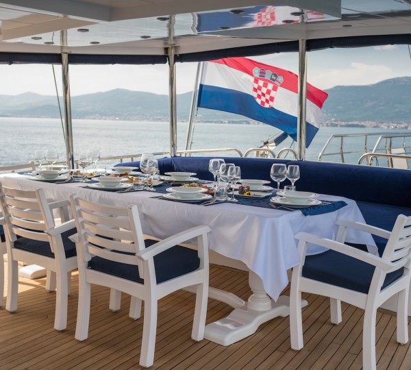 Alfresco Dining Set Up