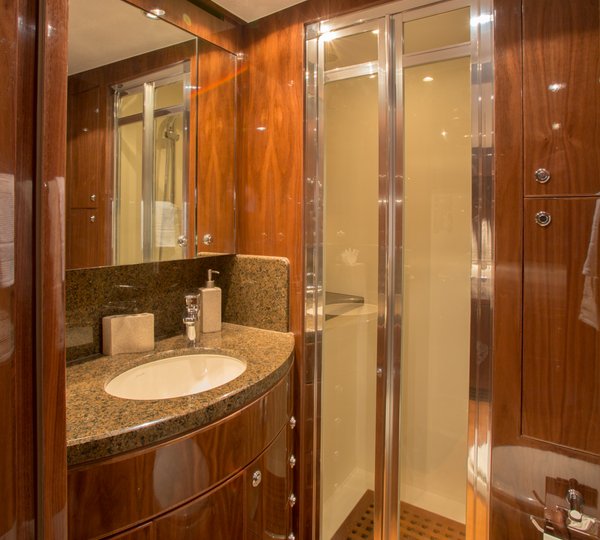 Guest Cabin - Bathroom 