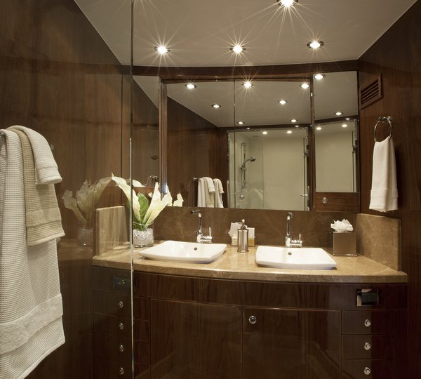 Guest Cabin - Bathroom 