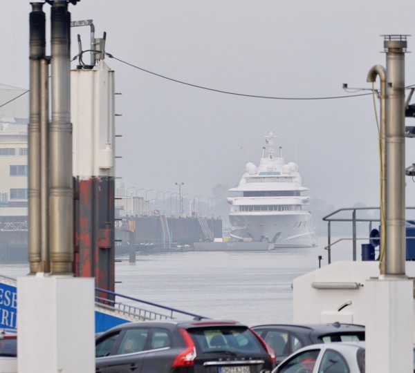 Mega Yacht QUANTUM BLUE Arriving At Lurssen - Photo DrDuu