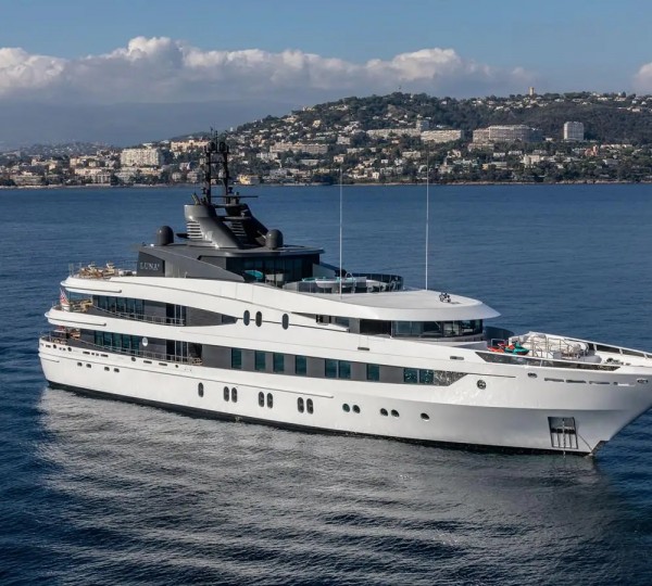 Luxury Yacht AHS