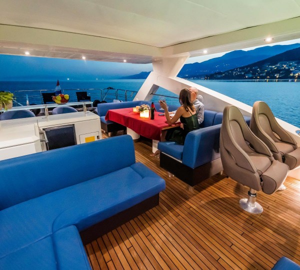 Sun Deck Dining And Deck Helm