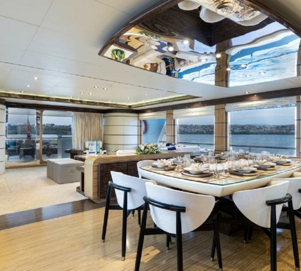 Main salon dining view aft