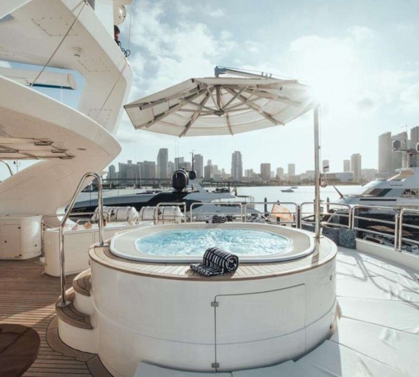 Sundeck jacuzzi
