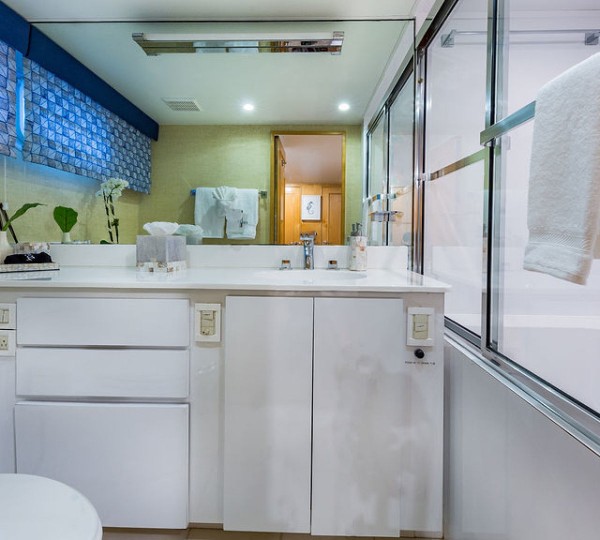 ALEXANDRA JANE Interior - Guest Cabin Ensuite