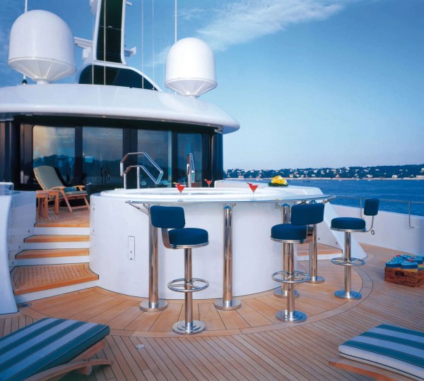 AVANTI Exterior - Deck Bar
