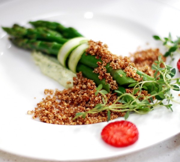 Asparagus - Thyme Crumble - Strawberries - Lemon Mayo