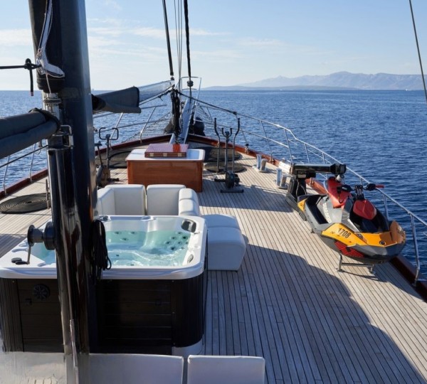 Exterior Relaxation Area With Bath