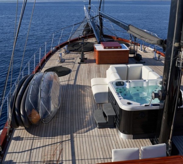 Exterior Relaxation Area With Bath