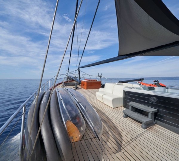 Exterior Relaxation Area With Water Toys And Bath