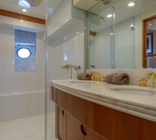 Guest Cabin - Bathroom 