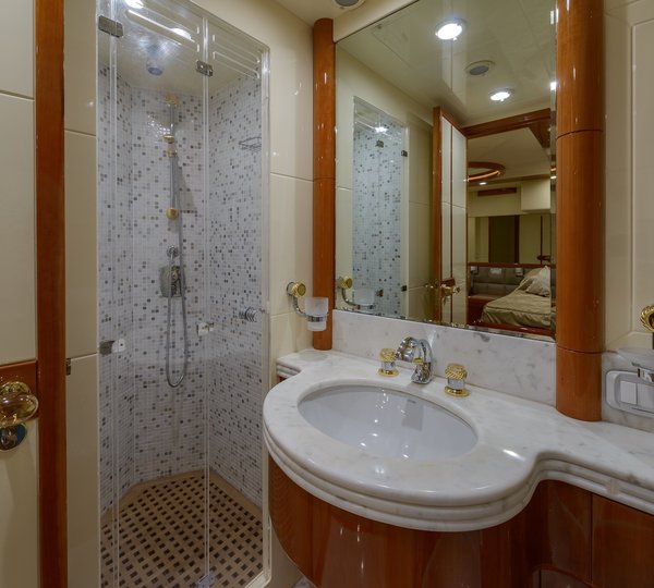 Guest Cabin - Bathroom 