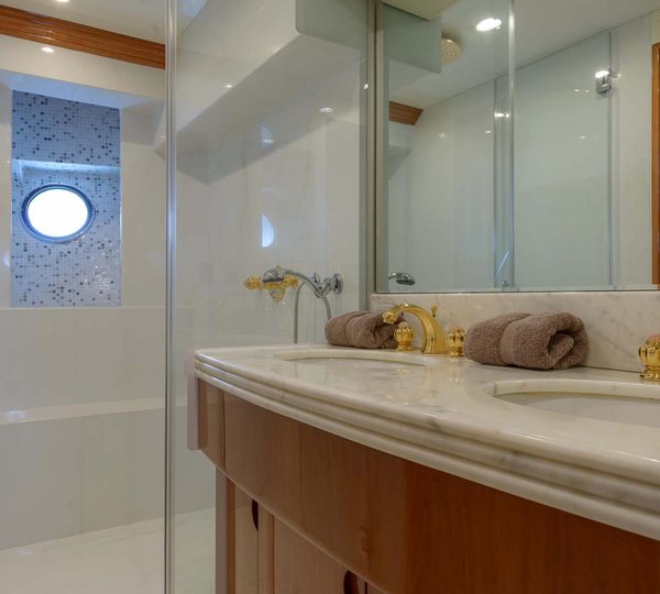 Guest Cabin - Bathroom 