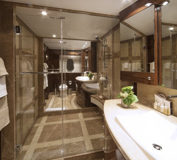 Guest Cabin - Bathroom 