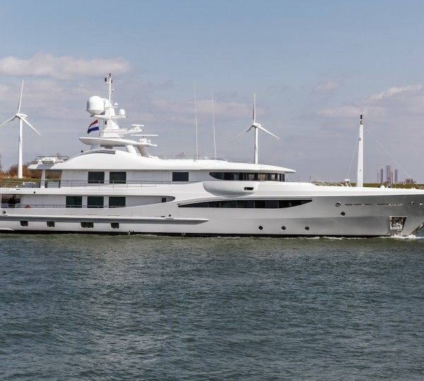 Motor Yacht GRACE Arriving