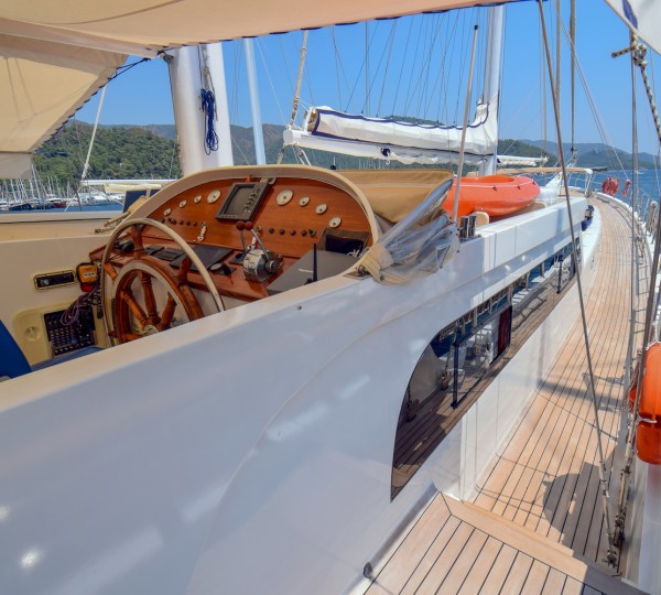 PERLA DEL MAR Exterior - Helm Controls