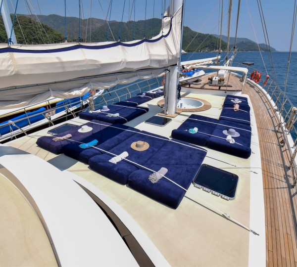 PERLA DEL MAR Exterior - Sun Deck With Sun Beds