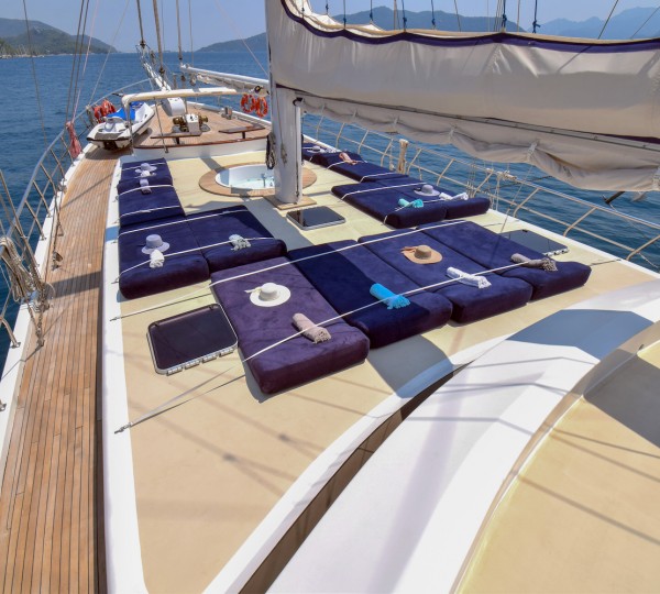 PERLA DEL MAR Exterior - Sun Deck With Sun Beds