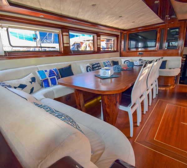 PERLA DEL MAR Interior - Main Salon Living