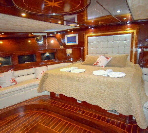 PERLA DEL MAR Interior - Master Cabin