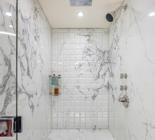 Rock It Guest Suite - Shower Credit Yachting Image