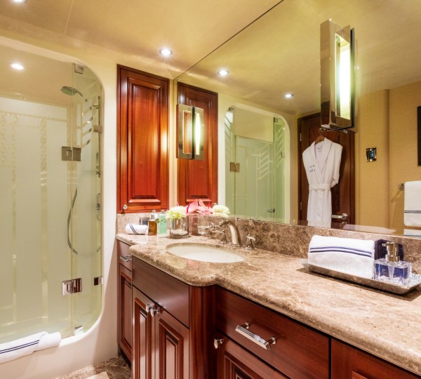 Spacious Ensuite Bathroom