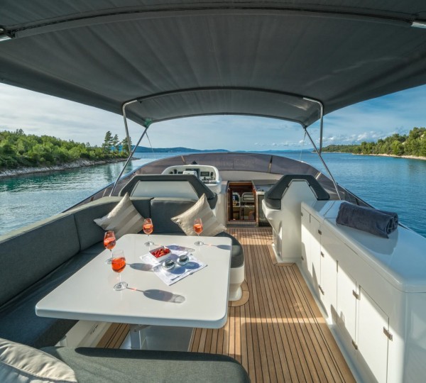 Sunny Deck With Hardtop