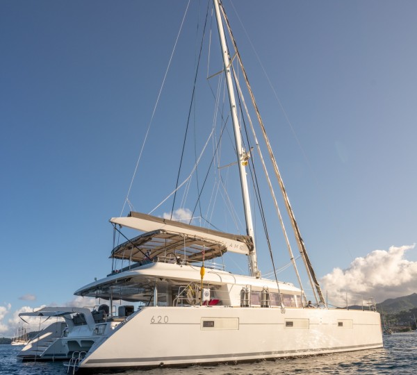 Catamaran TWIN FLAME - Anchored
