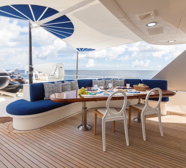 Upper Deck Seating With Tender