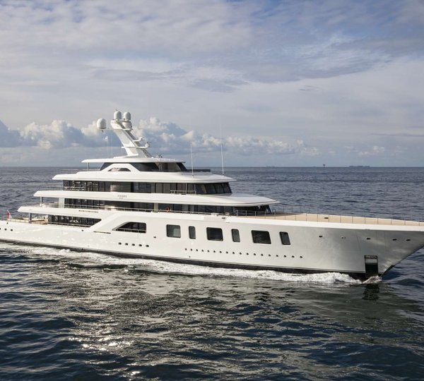 Yacht AQUARIUS By Feadship - Underway  
