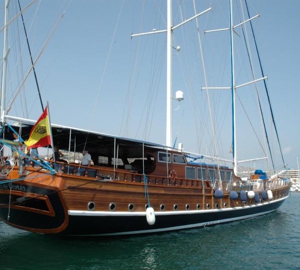 Yacht AZUL DE CORTES - In Port
