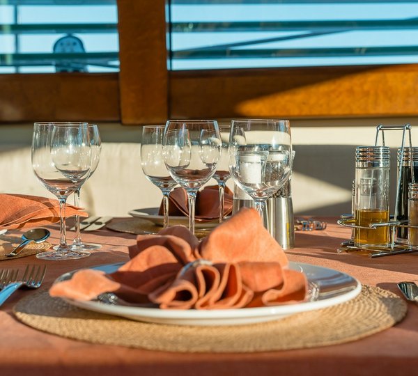 Charter Yacht Grand Bleu Vintage Dininer Seating