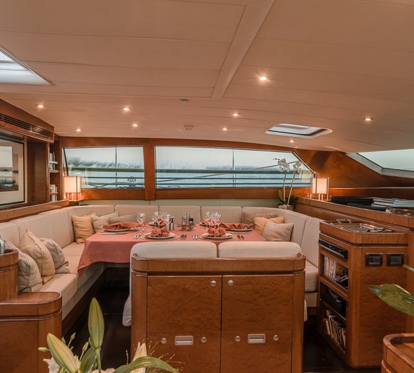 Charter Yacht Grand Bleu Vintage Dining