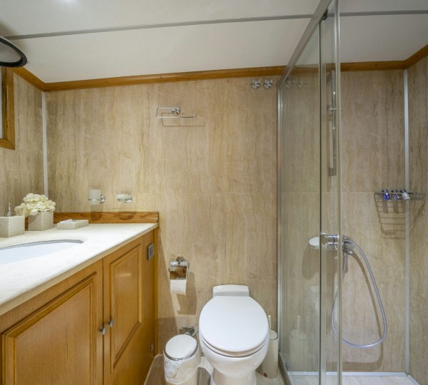 Double Cabin Guests - Ensuite Bathroom