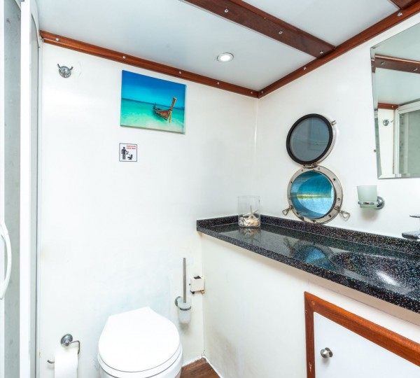 Double Guest Cabin Bathroom 2