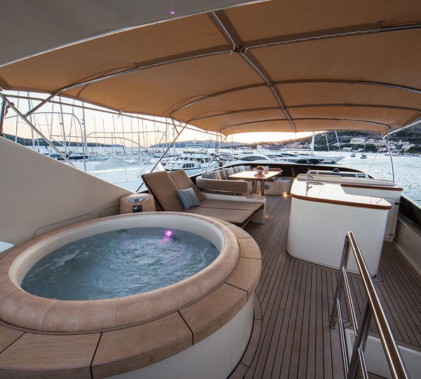 Flybridge With Jacuzzi