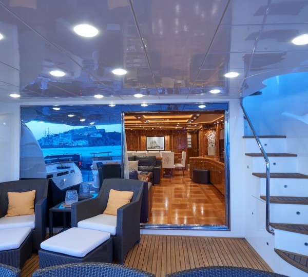 Saloon With Seating Area