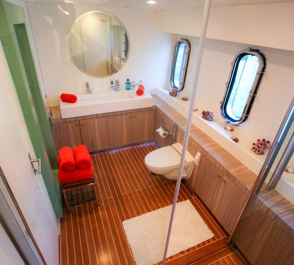 Yacht L'AQUILA By Mengi Yay - Bath