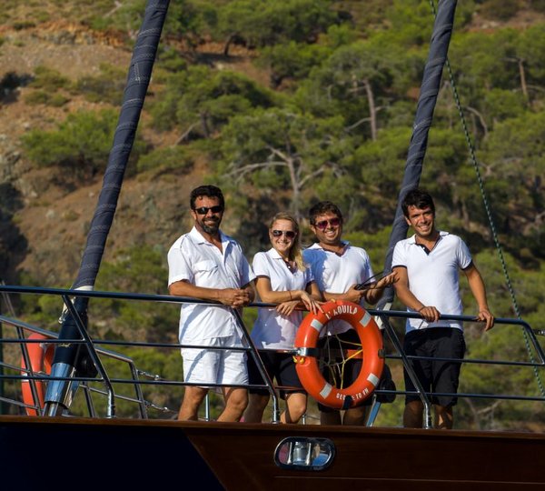 Yacht L'AQUILA By Mengi Yay - Crew