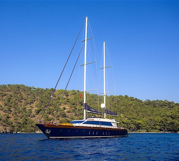 Yacht L'AQUILA By Mengi Yay  