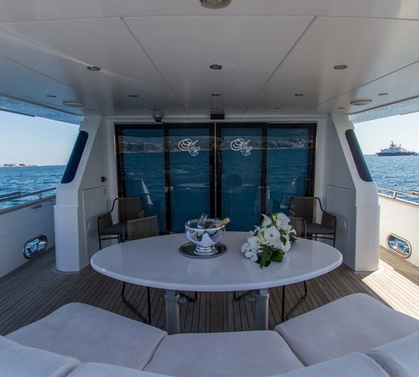 Yacht Miss Candy Dining Table