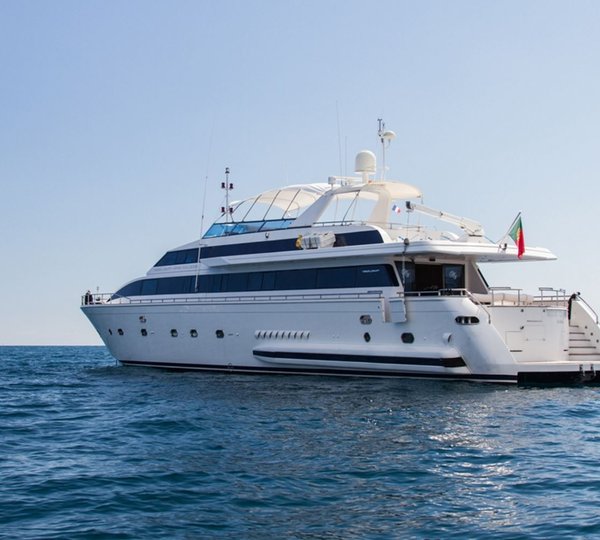 Yacht Miss Candy Exterior