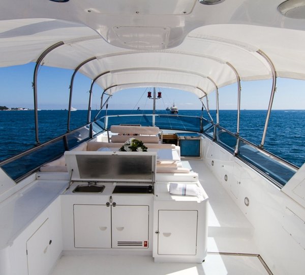 Yacht Miss Candy Flybridge