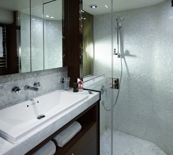 1-88 Motor Yacht - Starboard Bathroom