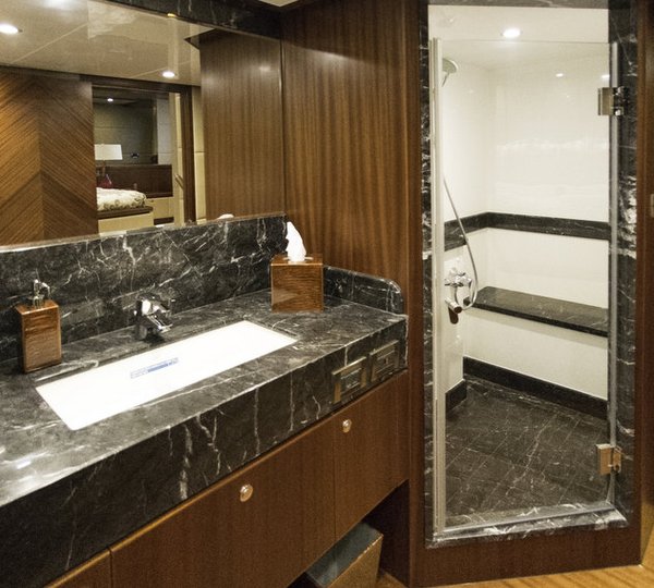 1-OA 72 Pilothouse Yacht - master head