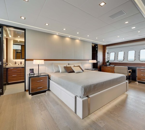 14 Mangusta 132 interiors