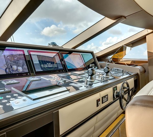 16 Mangusta 132 motoryacht